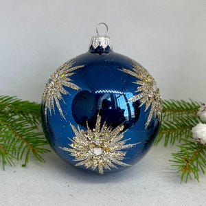 Elegant blue Glass Winter Decor Ornament - Festive Handmade Glass Christmas Ornament for Winter Décor